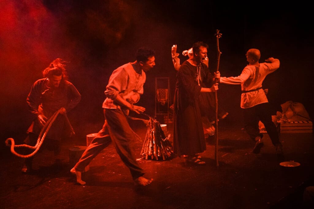 Warsztaty teatralne Katowice - Uczestnicy w trakcie występu teatralnego